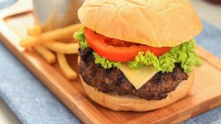 Burger de bizon. Cei care l-au încercat spun că e delicios 