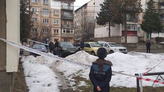 Un bebeluș a fost găsit mort pe o stradă din Hunedoara! Copilașul era aruncat l&acirc;ngă coșul de gunoi, &icirc;n zăpadă