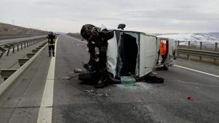 Filmatul in timpul condusului face din nou victime în România! A răsturnat microbuzul plin cu pasageri pentru că se distra pe Facebook!