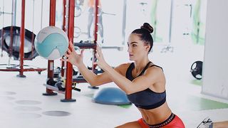 Antrenează-te ca o războinică și o să strălucești ca o zână. Beatrice Olaru îți spune ce exerciții să faci ca să arăți BOMBĂ în costum de baie