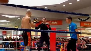Teodor Emi spune cum a fost posibil să-l facă pe Mircea Badea KO &icirc;n 5 secunde! "Aceasta e lovitura care l-a pus la păm&acirc;nt! E o combinație clasică din boxul thailandez. De acum va purta numele de Mircea Badea" VIDEO EXCLUSIV