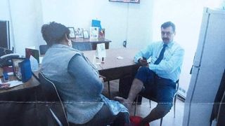 Directorul din Primăria Tg. Jiu care a fost pozat &icirc;n timp ce femeia de serviciu &icirc;l spăla pe picioare a fost detașat... tot ca director