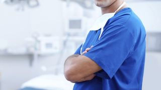 Un asistent medical a lăsat gravidă o femeie aflată în comă de 14 ani