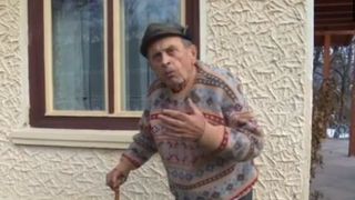 Un bătr&acirc;n de 89 de ani din Breaza și-a &icirc;njunghiat fiica! Era supărat că fata i-a furat o damigeană de vin!