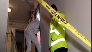 Bărbat, găsit mort &icirc;ntr-un apartament din Bistrița! Polițiștii cred că au de-a face cu un criminal