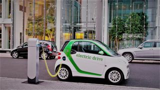 Rom&acirc;nii &icirc;și cumpără tot mai multe mașini electrice! Care sunt avantajele unei astfel de investiții