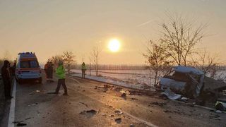 Doi morţi şi şapte răniţi, &icirc;n urma unui accident &icirc;n Suceava &icirc;n care au fost implicate un microbuz şi o autoutilitară