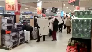 Bataie pe televizoare la promotie intr-un supermarket din Bacau