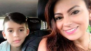 O mamă s-a sinucis, cu copilul &icirc;n brațe, &icirc;n fața polițiștilor! Au izbucnit &icirc;n lacrimi văz&acirc;nd cum cei doi mor sub ochii lor, &icirc;n timp ce copilul o implora pentru viața lui