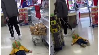Imagini halucinante! Un bărbat a fost surprins &icirc;n timp ce-și t&acirc;ra copilul pe jos &icirc;ntr-un supermarket