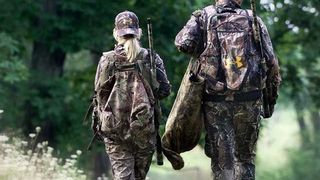 Anchetă a polițiștilor din Olt în cazul femeii împuşcată accidental! Totul s-ar fi întâmplat la o partidă de vânătoare ilegală