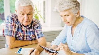 Anunț de ultimă oră despre pensii! Mii de rom&acirc;ni ar putea primi pensie limitată la nivelul salariului minim