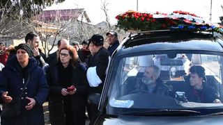 Un preot a lăsat mortul &icirc;n portbagaj, după ce nu i-a convenit suma primită pentru &icirc;nmorm&acirc;ntare