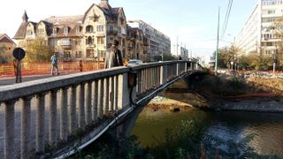 O bătr&acirc;nă din Timișoara s-a aruncat de pe pod &icirc;n apele Begăi! Femeia a fost salvată de c&acirc;țiva muncitori