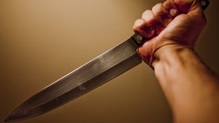 Vasluiancă, &icirc;njunghiată &icirc;n spate de propriul soț! Bărbatul și-ar fi ars fetița cu vătraiul &icirc;n urmă cu o lună