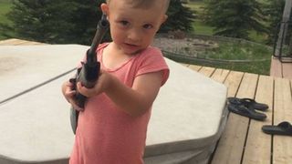 Un copil de doi ani a murit, după ce s-a împușcat accidental! A cui era arma