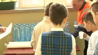 Apa imbuteliata la scoala pentru elevii din Ploiesti. Apa din oras nu este potabila!