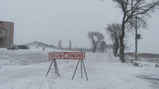 Drum &icirc;nchis din cauza viscolului