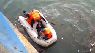 O adolescentă în vârstă de 17 ani, mama a doi copii, s-a aruncat în apele Oltului 