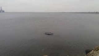 Un constănțean care era atent la telefon a ajuns cu mașina &icirc;n mare