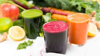 Tu știi c&acirc;t de bune sunt dietele cu sucuri de pe net? Vezi ce spun specialiștii și ce recomandări fac &icirc;n acest sens
