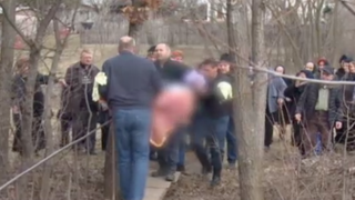 Situatie halucinanta intr-o comuna din judetul Arges. Oamenii sunt nevoiți să facă echilibristică &icirc;n timp ce &icirc;și duc morții la groapă!