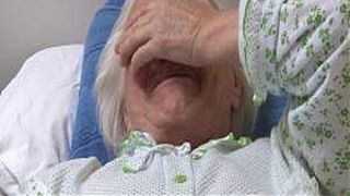 O bătr&acirc;nă din Iași a ajuns la spital după ce a băut din greșeală lichid de parbriz