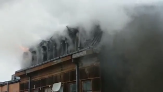 Arde o casă la Brăila! Flăcările au curprins acoperișul clădirii! Se intervine de urgență!