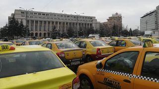 Trafic de coșmar &icirc;n București. Centrul Capitalei, blocat de protestul taximetriștilor