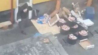 SCANDALOS! Un angajat al unui restaurant din Bistrita a fost filmat facand lucruri IREALE! Cu greu iti mai vine sa mananci dupa ce vezi astfel de imagini