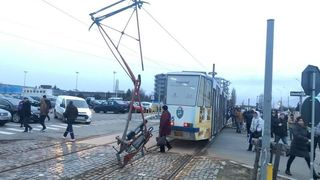 Momente de panica pentru calatorii unui tramvai, in Craiova. Mijlocul de transport pur si simplu s-a dezmembrat in timp ce rula pe sine.