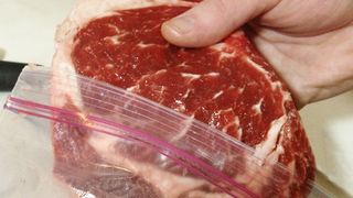 Aruncă carnea pe jos și apoi o gătea. Amendă uriașă pentru un restaurant din București