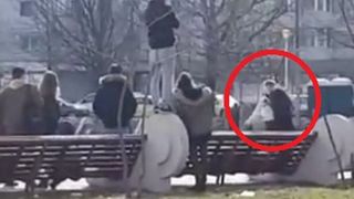 Bătaie între două eleve într-un parc din Constanța! Una dintre fete a fost snopită în bătaie și umplută de sânge! Colegii lor asista pasivi la scenele IREALE din fața lor!
