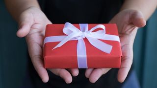 Goana dupa cadoul de ziua indragostitilor i-a prins nepregatiti pe multi barbati! Ce s-a intamplat in magazinele din tara?