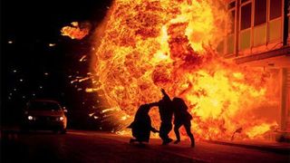 Iaşi. Explozie urmată de incendiu, într-un bloc de nefamilişti. Peste 20 de persoane au fost evacuate