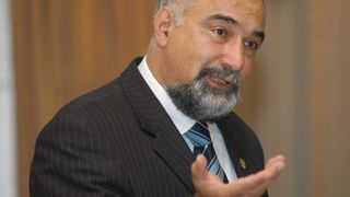 Varujan Vosganian, filmat c&acirc;nd viziona un meci de box pe laptop &icirc;n timpul dezbaterilor la buget