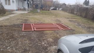 Un baietel de 4 ani din Dambovita a fost la un pas de moarte dupa ce poarta casei a cazut pe el!