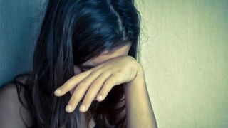 Fetiță de 9 ani, abuzată de propriul tată! La ce o supunea cel care i-a dat viață este greu de imaginat! Micuța i-a povestit mamei cum era dezbracată și ce îi făcea în lipsa ei