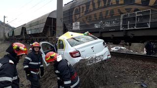Accident mortal în Mehedinți! Un taxi a fost lovit violent de tren! Un pasager a murit, altul e în stare gravă!