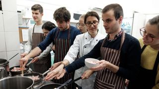 Profa de «gătit pe nevăzute». Mariana îi învață pe ”atipici”, cum să se descurce în bucătărie