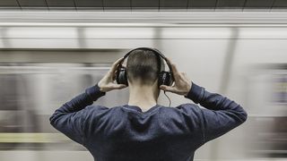 Asculți muzică la căști? &Icirc;ncetează să mai faci așa ceva! Toți cei care fac acest lucru sunt &icirc;ntr-un pericol URIAȘ!