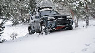 Un sport extrem devine tot mai apreciat printre amatorii de adrenalina pe munte: off road-ul pe traseu de iarna.