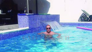 Cine e bărbatul care face baie &icirc;n piscina Liei Olguța Vasilescu? La 21 de ani, Bănică a fost arestat &icirc;n Italia