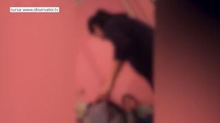 Mamă din Vaslui și-a bătut cu bestialitate copilul de 10 ani, &icirc;n timp ce tatăl filmează abuzul!  Pe fundal se aude frățiorul cel mic url&acirc;nd de spaimă