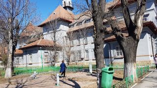 O femeie din Piatra Olt a mers azi la muncă! A intrat în curtea instituției și a paralizat! A sunat de urgență la Poliție!