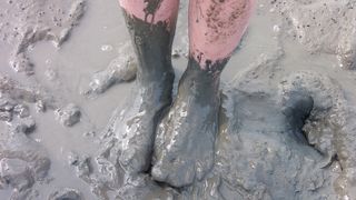 Premierul Dăncilă se laudă că a scos România din noroaie, realitatea din țară o contrazice!