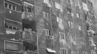 Bucurestiul e capitala cladirilor uitate-n degradare si in mizerie. Alta data erau cladiri impunatoare, acum se zbat in paragina