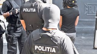 Au descoperit la ei arme, bani, kilograme de aur, dar au decis că sunt NEVINOVAȚI! Lovitura dată astăzi de JUSTIȚIA din România în favoarea unor interlopi!