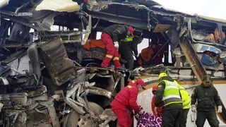 Accident cumplit pe autostradă! Un autocar plin cu pasageri a fost lovit de un camion. Sunt 24 de morți și 15 răniți