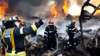 Incendiu DEVASTATOR l&acirc;ngă București! Populația AVERIZATĂ să nu iasă din casă!